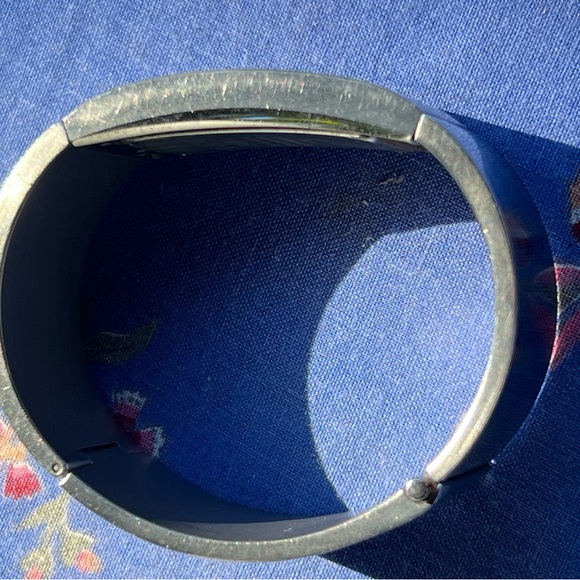 Authentic Gucci 2400L Oval Dial Stainless Steel Ladies Bracelet Watch - Picture 4 of 9